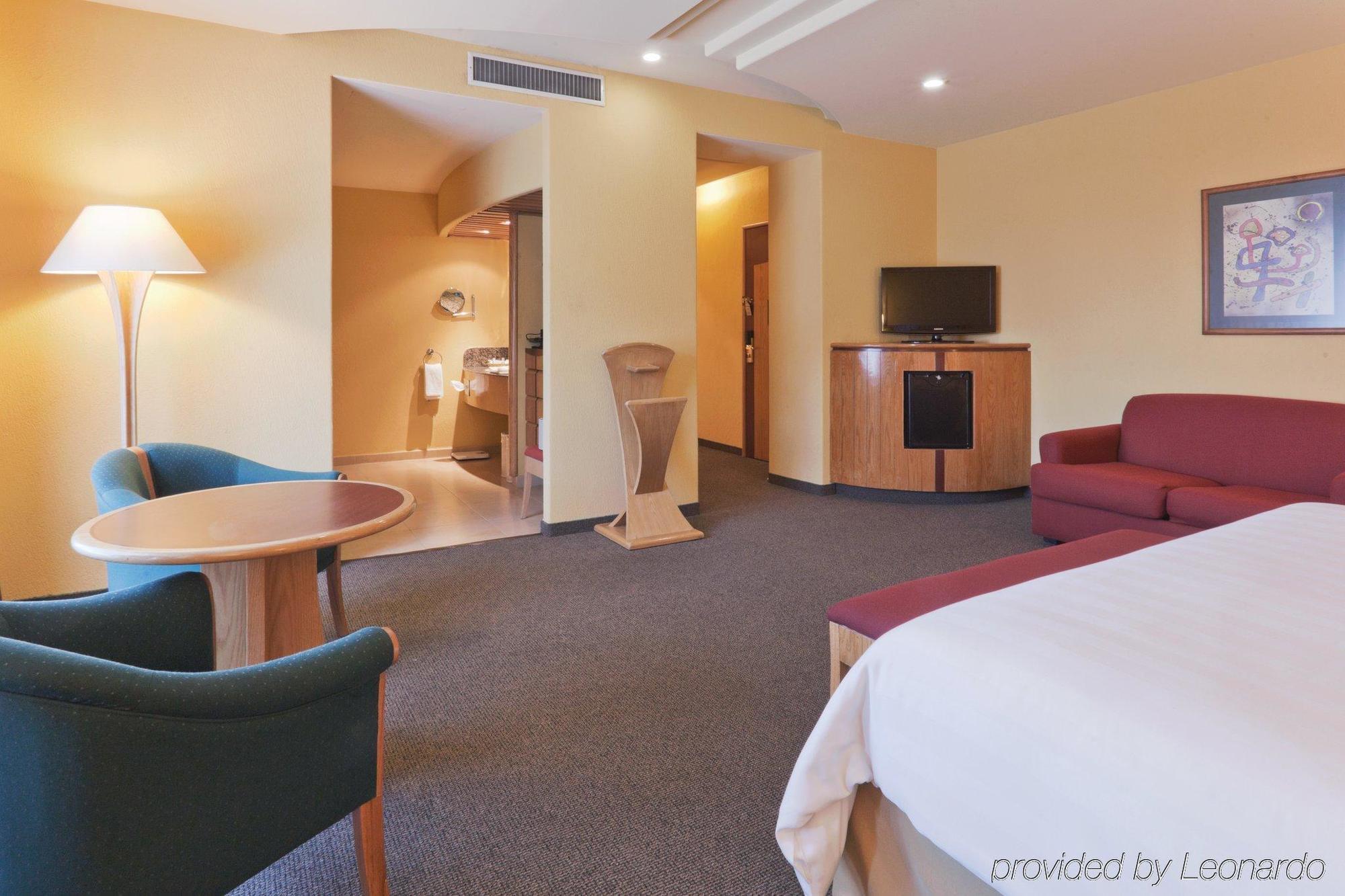 Crowne Plaza Toluca - Lancaster By Ihg Hotel Room photo